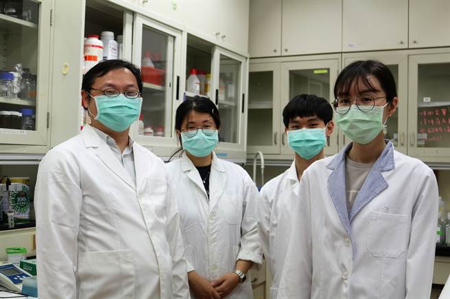 李易展教授(图左)与实验室学生。(图/国立阳明交大提供)