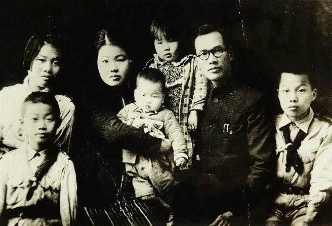 1939年郑坚 （右一）与台湾家人在福建泉州合影。（徐波供图）
