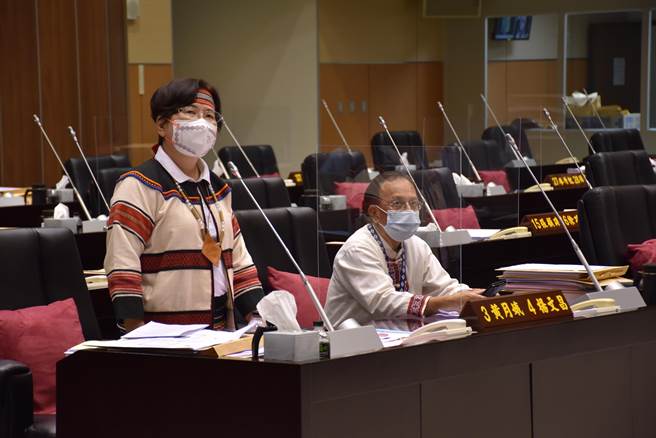 苗栗县原住民县议员黄月娥质疑行政院唐凤设计的网路预约系统，原住民不会用。（谢明俊摄）