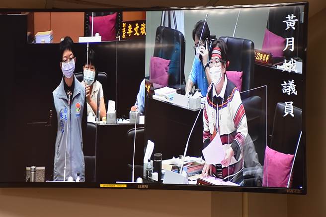 黄月娥希望卫生局长张蕊仙安排专车接送原乡偏僻山区族人打疫苗。（谢明俊摄）