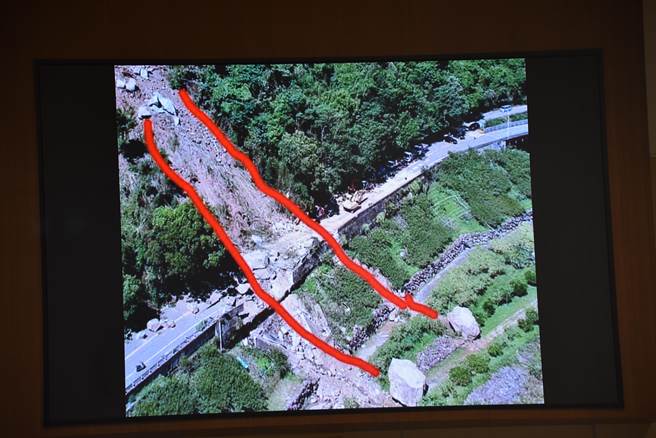 黄月娥希望县府尽快拟定苗62线重建方案，让泰安温泉业者有条活路。（谢明俊摄）