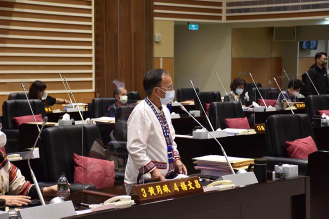 南庄原住民县议员杨文昌希望县府设法修护南庄山区重要干道。（谢明俊摄）