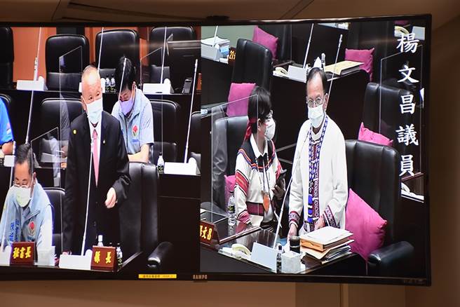 杨文昌希望县府延长山区装设水塔申请。（谢明俊摄）