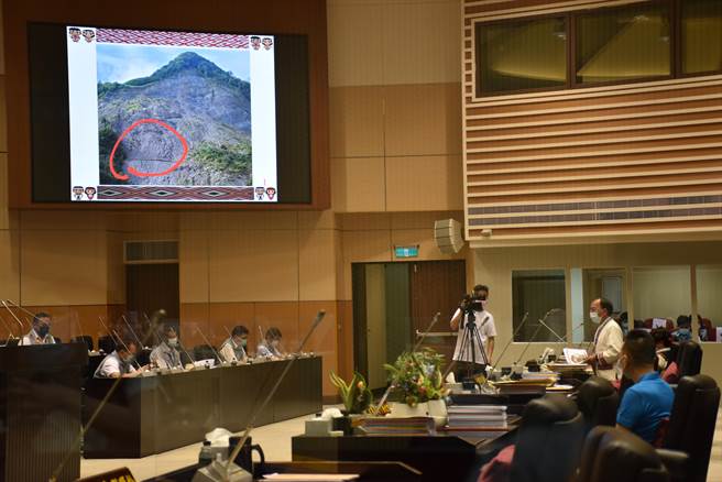 杨文昌指出鹿场301农路崩坍4年来都一直没能修好。（谢明俊摄）