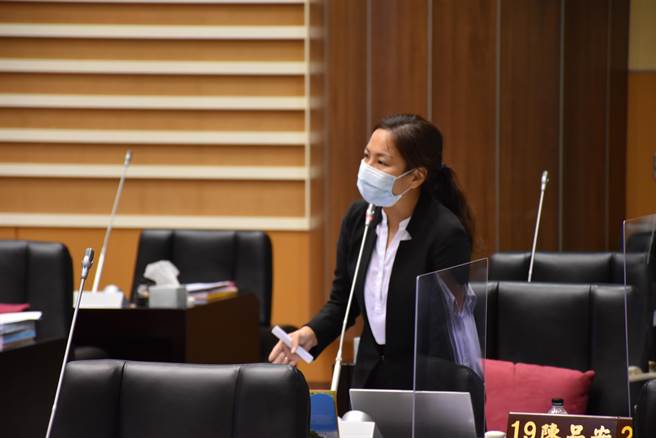 陈品安质疑卫生局安排长者施打疫苗程序非常不友善。（谢明俊摄）