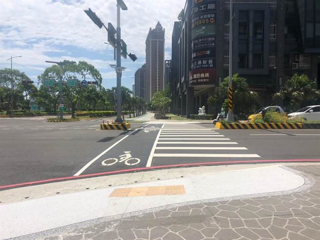 改善后的道路新增无障碍坡道，使民眾通行更加便利。（庄旻静摄）