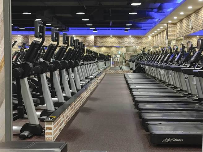 19日有PTT网友PO文，彰化员林某知名健身集团隐匿确诊者足迹继续营业，内文指出有会员13日至该健身房运动，16号却被卫生局匡列筛检和自主管理，离谱的是这期间该健身房还持续营业，县府也没有公布足迹。（吴建辉摄）