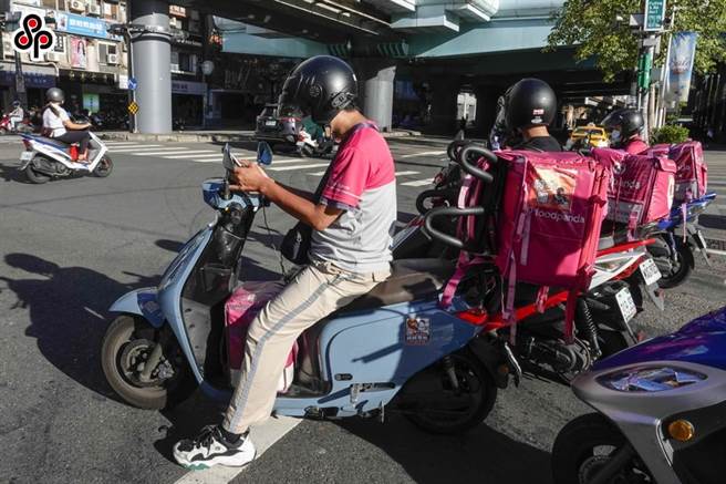 烟花颱风逼近，预估22日至23日影响最剧烈，劳动部职安署呼吁雇主应加强工安措施，包括颱风期间应避免或停止劳工从事外送服务。（报系资料照）