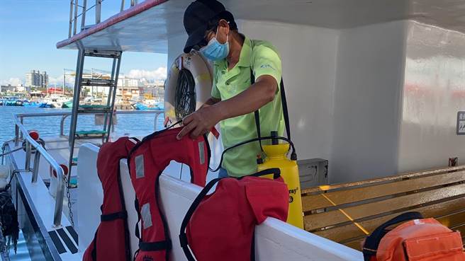 微解封后，花莲赏鲸船降低载客数，每趟出航都颇有收获，让游客惊喜不已。（赏鲸业者提供／王志伟花莲传真）