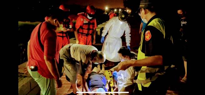 通霄鎮張姓婦人想不開，幸由警方及海巡人員及時阻止救回。（通霄警分局提供／謝明俊苗栗傳真）