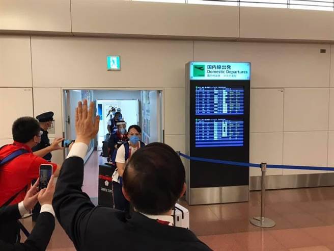 駐日代表謝長廷在臉書表示，他在機場迎接台灣的奧運選手們。（取自謝長廷臉書）