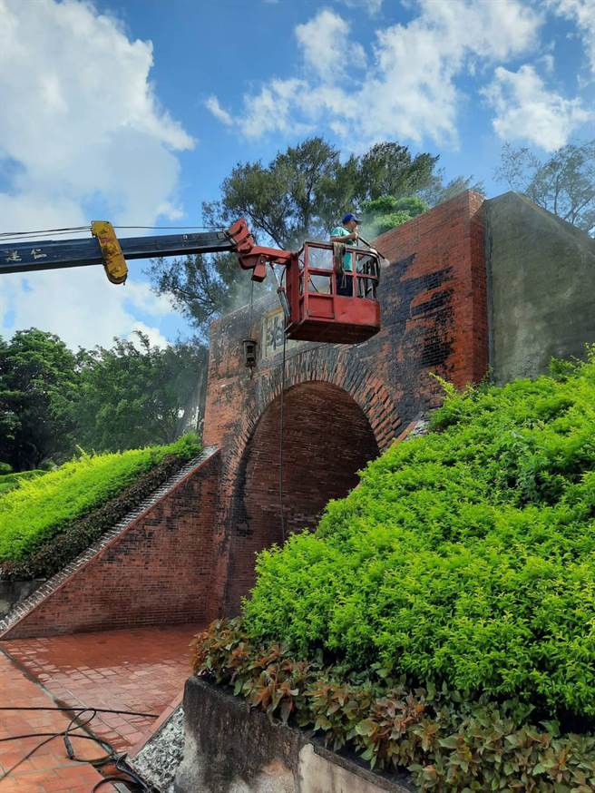 国定古蹟亿载金城145年来首度洗澎澎，洗澡前，门面满布脏污、青苔。（台南市文化局提供／曹婷婷台南传真）