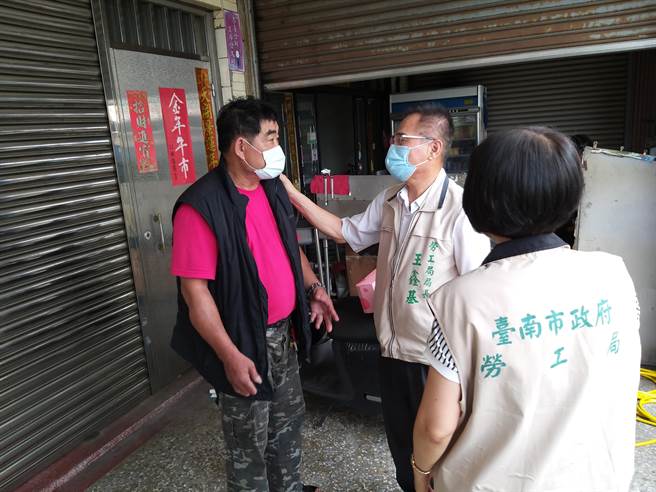 台南市政府勞工局表示，希望能幫助他們減輕經濟負擔，並安心享用美食。（南市勞工局提供／張毓翎台南傳真）