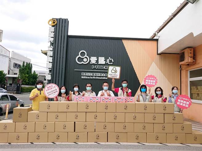 台南市政府勞工局將喜憨兒防疫愛心箱發送給南市26區共107戶失業等弱勢勞工家庭。（南市勞工局提供／張毓翎台南傳真）