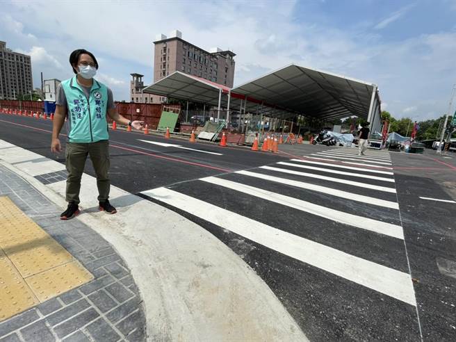 台中市后车头发展协会理事长郑绍颉到武德街拓宽现场，经实地测量，原本有29尺的道路路宽的单行道，在改由西侧通行后，剩下不到15尺路宽的单行道，「一条剩半条」的行车空间。（冯惠宜摄）