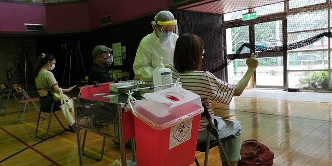 孙姓女子不满打了疫苗仍要被隔离，声请提审控疾管署不当拘禁，但遭台北地院驳回。图为打疫苗示意图，与本案无关。（黄捷摄）