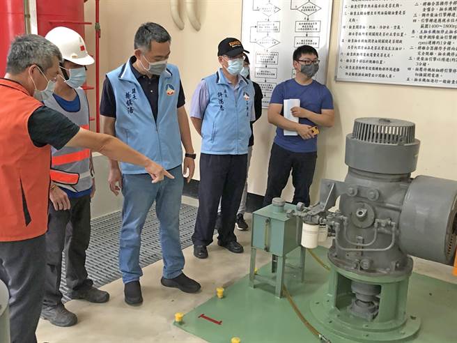 杨镇浯县长今天下午视察易积淹水区域及堤南、金沙、浯江等抽水站整备情形之一。（李金生摄）