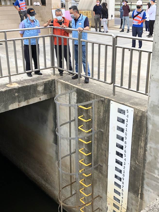 杨镇浯县长今天下午视察易积淹水区域及堤南、金沙、浯江等抽水站整备情形之二。（李金生摄）