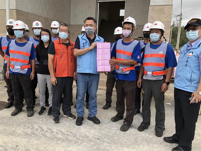 杨镇浯县长视察防汛整备作业，替工作人员加油打气。（李金生摄）