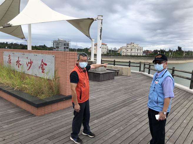 金沙镇长吴有家（左）偕县府工务处长许鸿志（右）巡查防汛整备作业。（李金生摄）