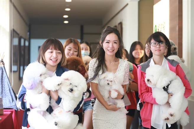 「台北海大范文芳」(中)王宥婷盼各界不要忘記關懷流浪動物。（台北海大提供）