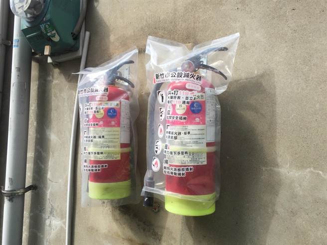 目前全竹市共有3000多处公设灭火器，位于狭小巷弄间，供民眾发现火警时使用。（新竹市消防局提供／邱立雅竹市传真）