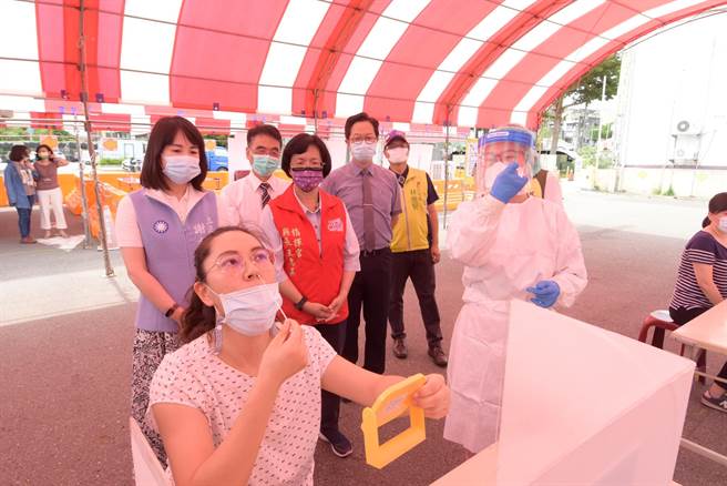 彰化县设置全国第一站COVID-19家用快筛DIY卫教谘询站，由专业医护进驻，协助民眾正确「戳鼻子」採检，让试剂检测结果更准确。（谢琼云摄）