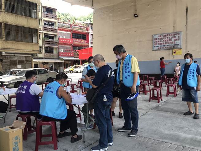 基隆市政府20日為廟口、愛四路夜市872名攤商接種疫苗。（陳彩玲攝）