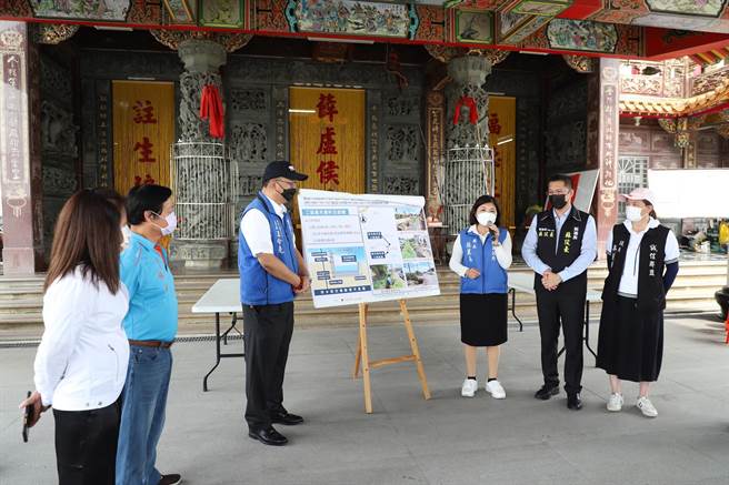雲林縣長張麗善（右三）視查沿海道路改善工程，逐步實現雲西整體觀光發展政策。（張朝欣攝）