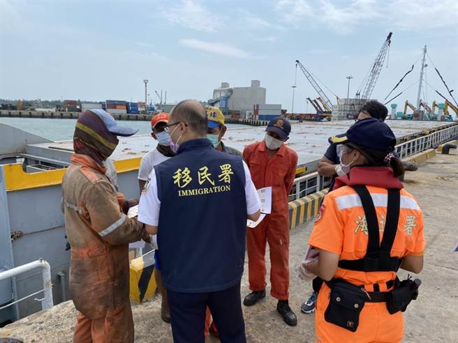 移民署金门国境队今会同海巡署、港警单位在水头、料罗2港区实施联合防疫宣导之一。（移民署提供）