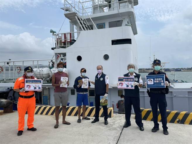 移民署金门国境队今会同海巡署、港警单位在水头、料罗2港区实施联合防疫宣导之二。（移民署提供）