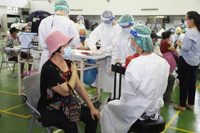 嘉縣老年人口多，嘉義縣長翁章梁今20日在全國疫情研商早報建議，爭取長者施打第2劑疫苗時，採用地方通知方式，整批配撥疫苗，以利疫苗快速接種。（嘉義縣政府提供∕呂妍庭嘉義傳真）