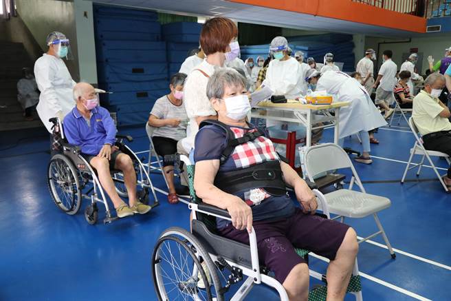 嘉縣老年人口多，嘉義縣長翁章梁今20日在全國疫情研商早報建議，爭取長者施打第2劑疫苗時，採用地方通知方式，整批配撥疫苗，以利疫苗快速接種。（嘉義縣政府提供∕呂妍庭嘉義傳真）