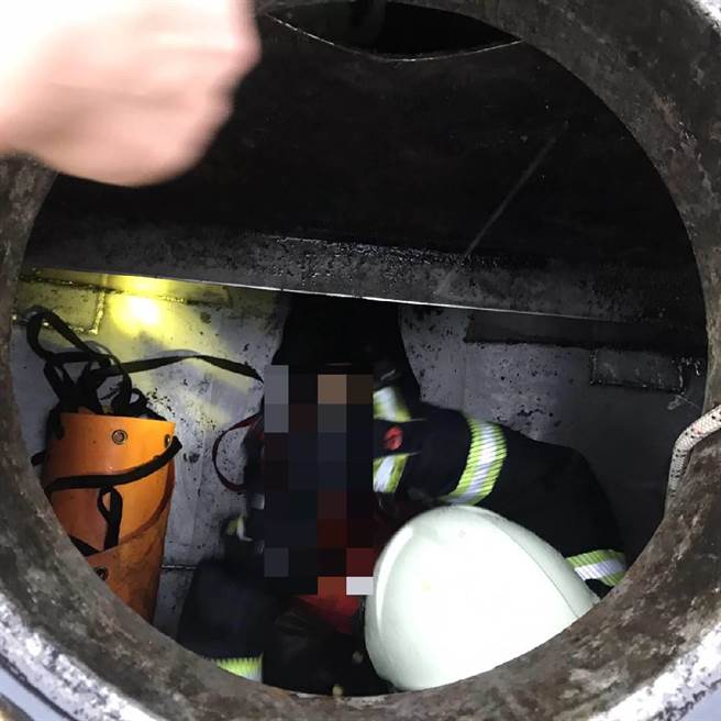 2名男性工人昏迷倒臥在水肥車槽內。（民眾提供／袁庭堯高雄傳真）