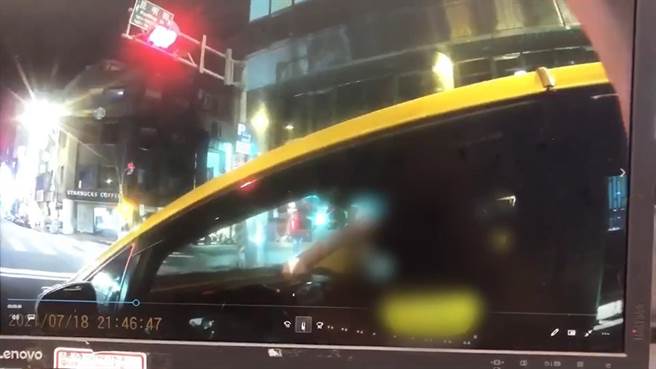 北市計程車司機停等紅燈，綠燈亮起駕駛已沒有氣息。（翻攝影片）