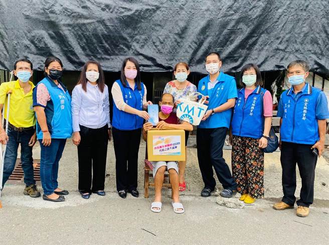 疫情期间更需要送暖，国民党云林县党部前往云林县台西乡关怀急难户。（国民党云林县党部提供／张朝欣云林传真）