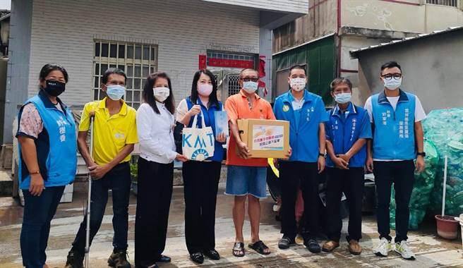 疫情期间更需要送暖，国民党云林县党部前往云林县台西乡关怀急难户。（国民党云林县党部提供／张朝欣云林传真）