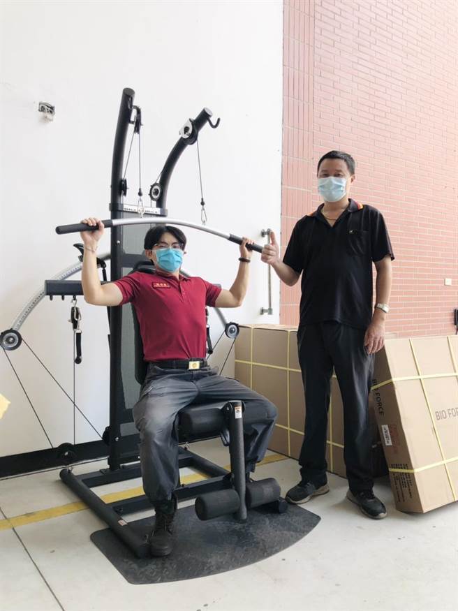 中路義消分隊小隊長江明晃有感於消防弟兄疫情期間辛勞，特捐贈重訓機供消防人員強健體魄對抗疫情。（消防局提供／蕭靈璽桃園傳真）