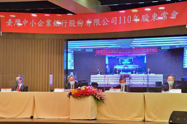 臺企银20日召开股东常会，由董事长林谦浩（右2）主持，左2为总经理张志坚。（臺企银提供）