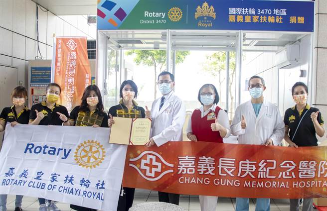 嘉義皇家扶輪社為讓醫護人員減輕工作上的辛勞，今20日特別捐贈嘉義長庚紀念醫院一座「多功能正壓檢疫亭」及20件涼感背心。（嘉義長庚醫院提供∕呂妍庭嘉義傳真）