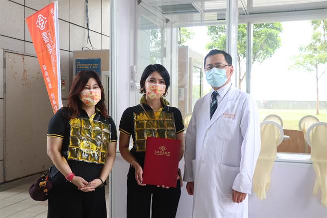 嘉義皇家扶輪社為讓醫護人員減輕工作上的辛勞，今20日特別捐贈嘉義長庚紀念醫院一座「多功能正壓檢疫亭」及20件涼感背心。（嘉義長庚醫院提供∕呂妍庭嘉義傳真）