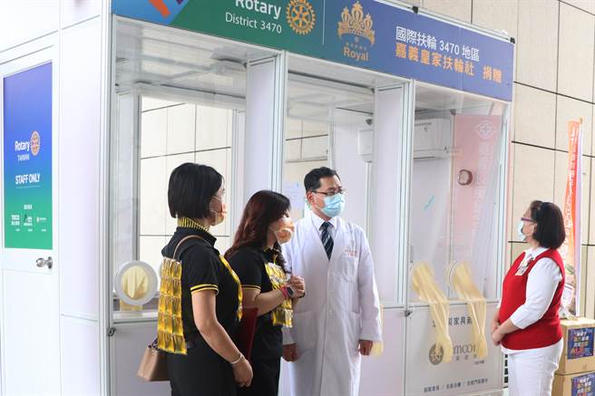 嘉義皇家扶輪社為讓醫護人員減輕工作上的辛勞，今20日特別捐贈嘉義長庚紀念醫院一座「多功能正壓檢疫亭」及20件涼感背心。（嘉義長庚醫院提供∕呂妍庭嘉義傳真）