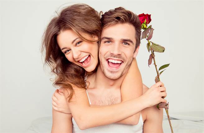 在陷入热恋时，金牛座、双鱼座、巨蟹座的人常常为爱妥协，爱到失去自我。（图／Shutterstock）