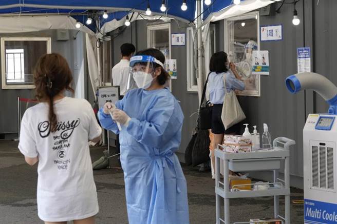 南韓疫情延燒，確診數恐再創新高。圖為首爾民眾接受病毒檢測。（圖／美聯社）