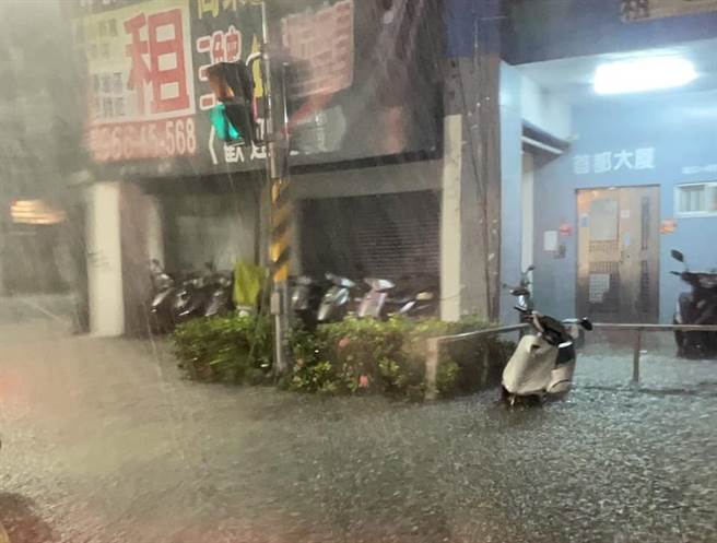 高雄晚間再度上演雷電秀，已有部分路段積水。（圖／高雄大小事臉書）