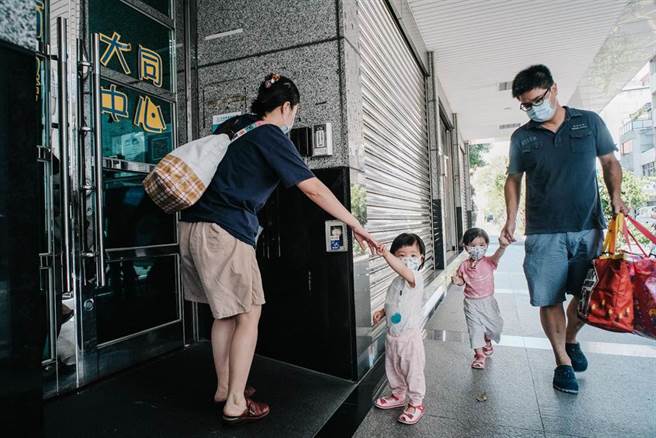 台北市公私立托嬰中心20日起開始收托，第一線警消、醫護的子女，以及雙薪家長無法安排家庭照顧假或無其他親屬照顧者可優先送托；家長一早提著睡袋、學用品等，帶小朋友送托。(郭吉銓攝)