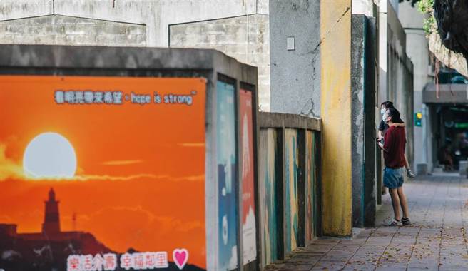 家長傍晚前往托嬰中心接送孩童，爸爸讓小孩坐在肩上遠眺，享受父女時光。(郭吉銓攝)