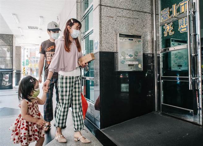 第一線警消、醫護的子女，以及雙薪家長無法安排家庭照顧假或無其他親屬照顧者可優先送托。（郭吉銓攝）
