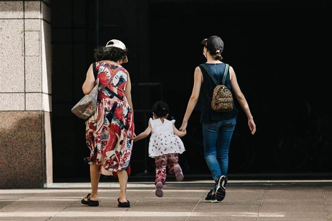 孩童開心回家，家長也鬆一口氣。（郭吉銓攝）