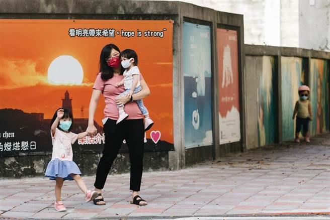 家長傍晚前往托嬰中心接送孩童。(郭吉銓攝)